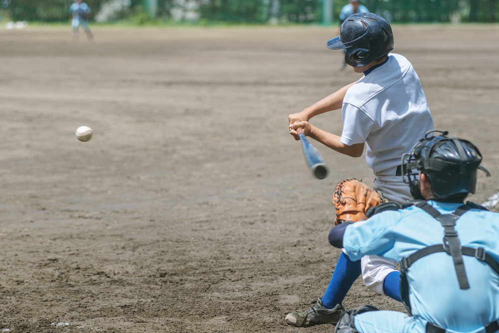 打撃練習　トレーニングチューブを使って脇や肘が上がってしまう癖を防止