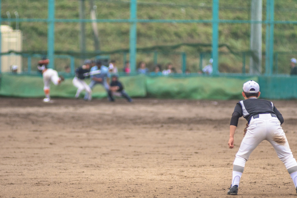 外野守備練習　チャージをかけてバックホームへの返球の練習