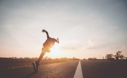 50m走で7秒台を出すコツ 速くなるために意識すべき“たった1つのポイント｜子ども 速く走る 短距離