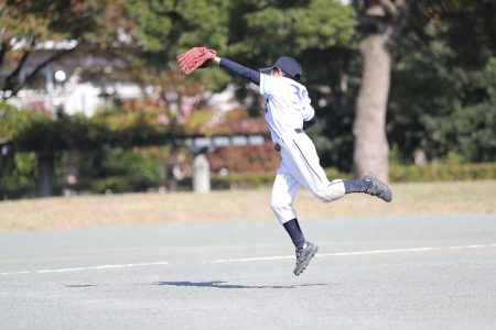 守備練習 守備範囲を広げる「一歩目の反応を速く」スプリットステップのやり方と注意点