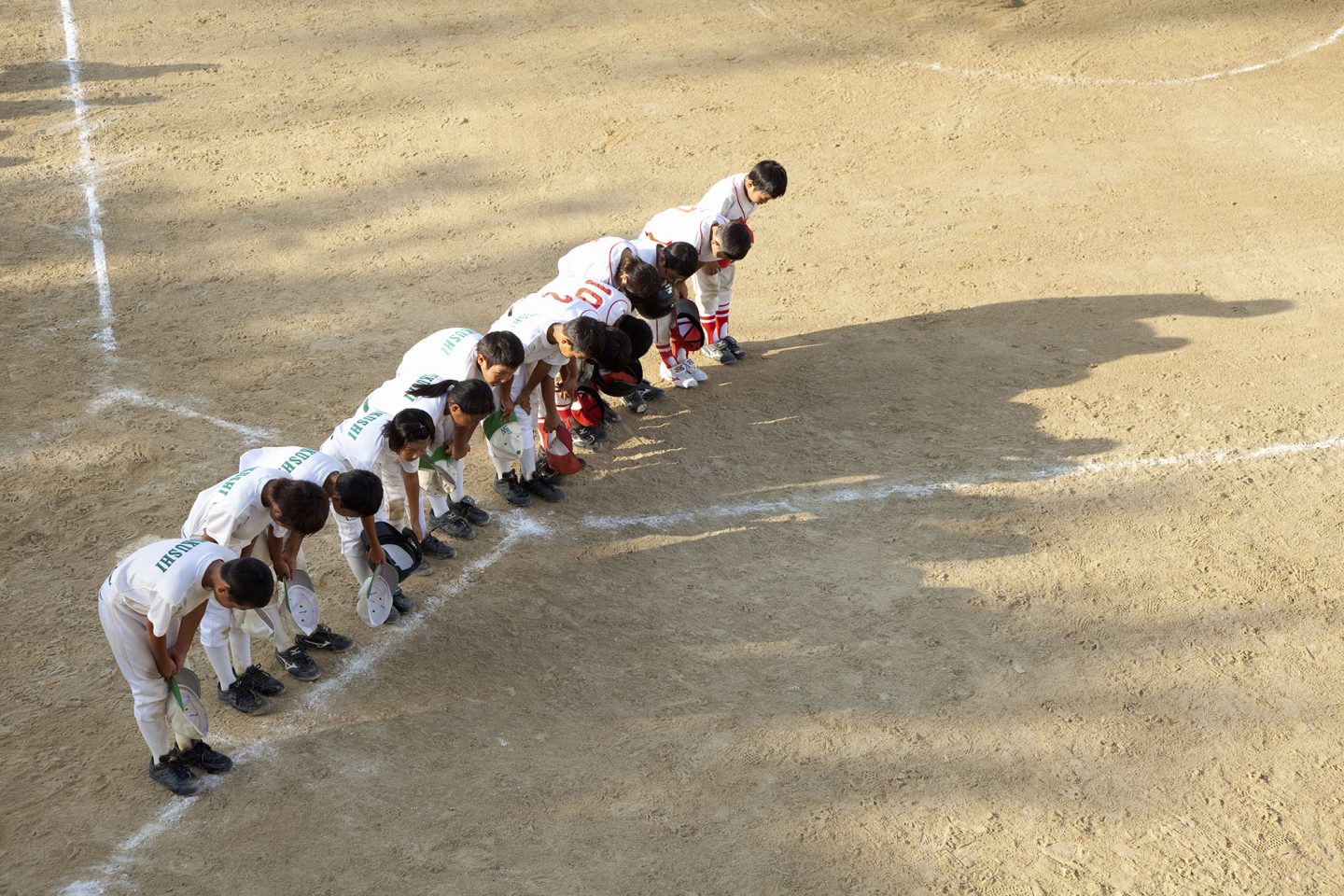 近江高校 守備練習 握り替えを速くする練習 試合前のシートノックのポイント｜高校野球 甲子園