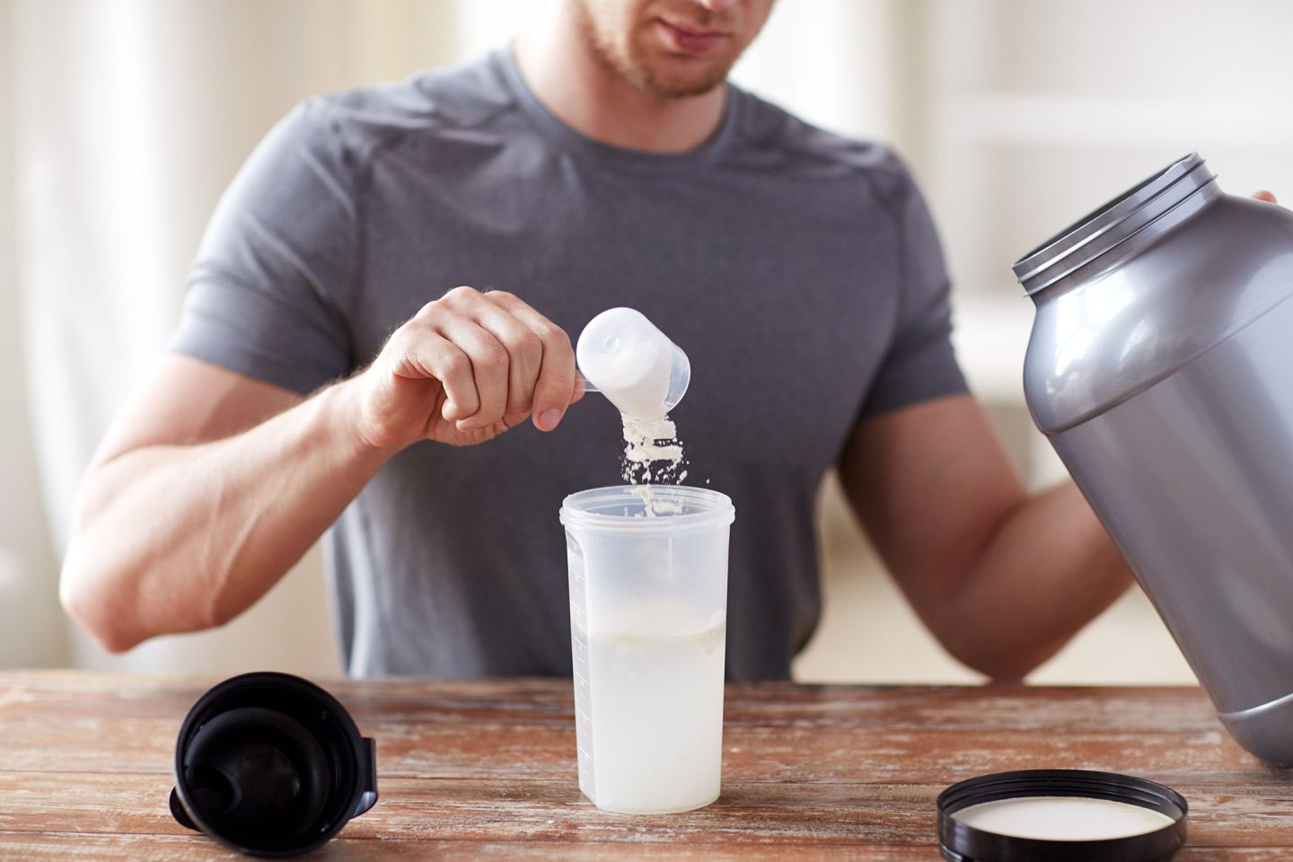プロテインは水と牛乳どちらで飲むのが正解？吸収速度のはやさなら水 栄養の豊富さなら牛乳 両者のメリットとデメリットを紹介｜筋トレ たんぱく質 ゴールデンタイム 味 割る