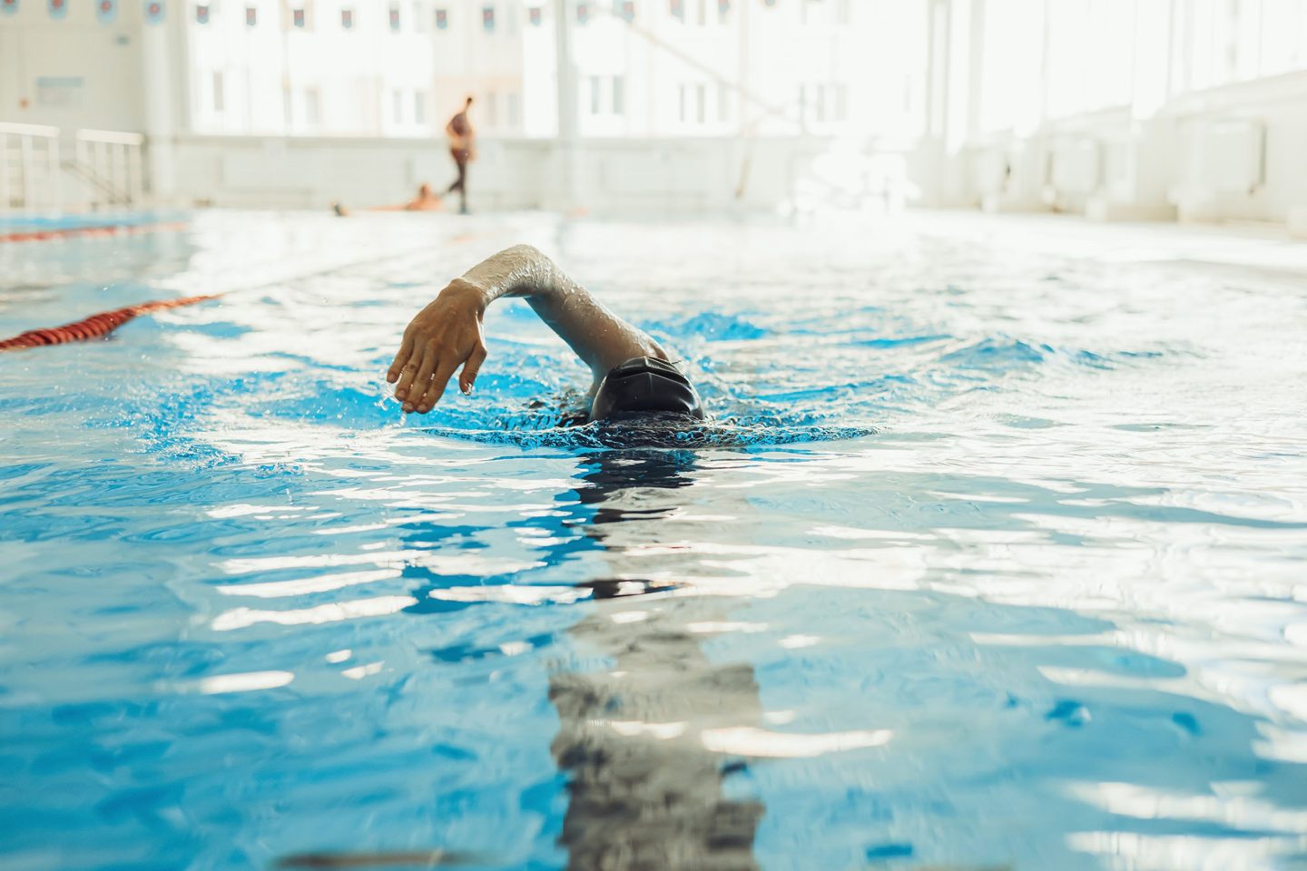 水泳 中級者・上級者向け クロールをより速く泳ぐためのポイントである『スイッチ』の練習法を紹介！｜競泳 自由形 ドリル コツ 肩 肘