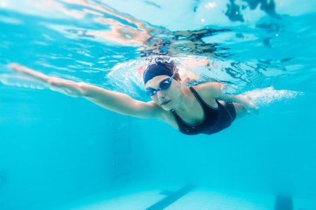 水泳 クロールで疲れる原因は下半身が沈むこと！呼吸時の手、顔の向きがポイント！練習法もご紹介！｜競泳 自由形 速く泳ぐ 楽に泳ぐ