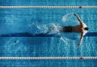水泳 中級者・上級者向け クロールをより速く泳ぐためのポイントである『スイッチ』の練習法を紹介！｜競泳 自由形 ドリル コツ 肩 肘