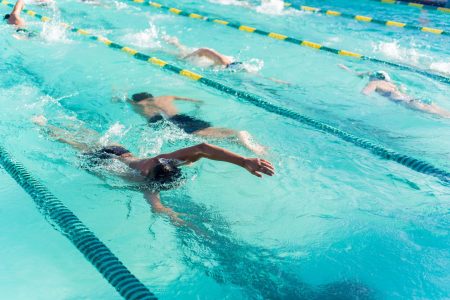 水泳 子どもに教えるクロールのコツ  浮いている時の姿勢・腕の回し方・息継ぎのコツ｜競泳 伸ばす 肩 脚 顔 タイミング