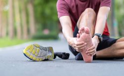 足底腱膜炎の予防と足の裏の痛みを改善させるための簡単セルフケア方法を紹介 アキレス腱の下にある脂肪体へアプローチ｜ランニング 故障 怪我予防 筋膜リリース