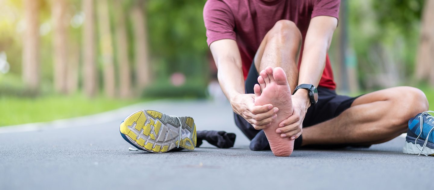 足底腱膜炎の予防と足の裏の痛みを改善させるための簡単セルフケア方法を紹介 アキレス腱の下にある脂肪体へアプローチ｜ランニング 故障 怪我予防 筋膜リリース