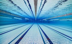 プールで効率よく脂肪燃焼 水圧を利用した水中ウォーキングと脚をたくさん使うバタ足｜水泳 ダイエット 有酸素運動 消費カロリー ビート板