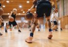 バスケットボール 東京エクセレンス 相手ディフェンスをかわす実戦的なレッグスルー 足の開き方 手首の使い方
