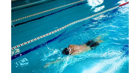 水泳 背泳ぎ まっすぐ進むためのコツ 目線は下斜め45度 左右のコースロープで確認｜練習法 ドリル