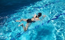 水泳 平泳ぎ 1つのポイントを意識するだけで速くなる キックとプルのタイミングを合わせるコツは「体を前に進める意識」｜競泳 動き フォーム 手 肘