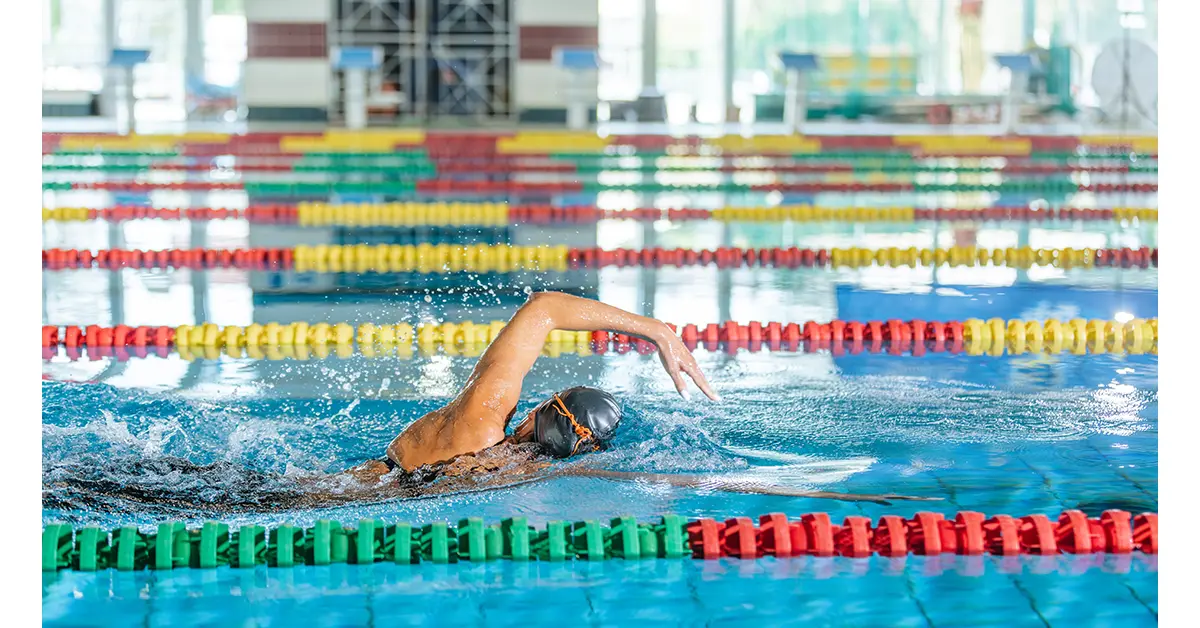 水泳 クロールの入水は親指から ポイントは肩甲骨 手のひら入水をしているうちはクロールはうまくならない｜自由形 初心者 楽に速く泳ぐ