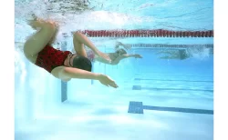 水泳 クイックターンをきれいに速く回るコツ おじぎの姿勢を作る 腰は90度 膝は伸ばす｜自由形 クロール 背泳ぎ ポイント
