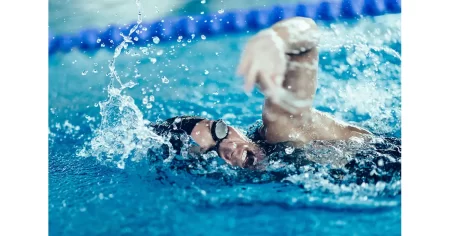 水泳 クロール 初心者向け 楽に泳ぐための腕の回し方 ポイントはローリング・指の向き・高い位置からの入水｜自由形 競泳
