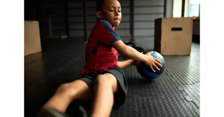 子どもにおすすめの筋トレ メディシンボールを使った体幹トレーニング！ バランス能力や定位能力、識別能力などコーディネーション能力アップも！｜小学生 中学生