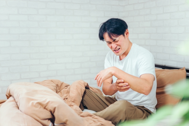 肘の内側・外側・両側、部位別の痛みの原因と治療法　肘の骨を押すと痛いのはなぜ？原因・病気を解説！