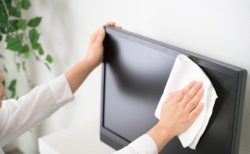 意外と知らない液晶テレビの正しい掃除方法＆注意したいNGお手入れ