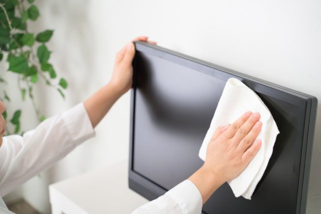意外と知らない液晶テレビの正しい掃除方法&注意したいNGお手入れ