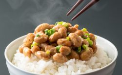【豆知識】納豆は朝と夜いつ食べるといい？ 美容や健康に効果的な食べ方とは