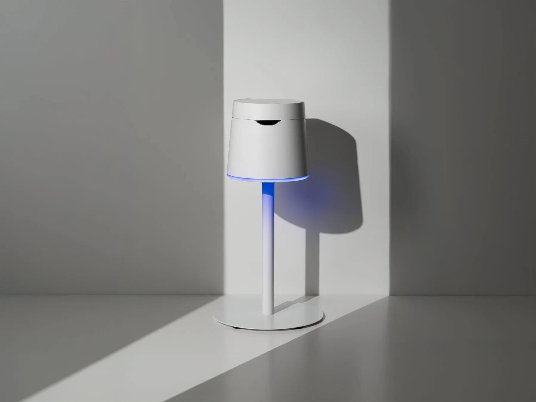 白いライトが置かれた写真。