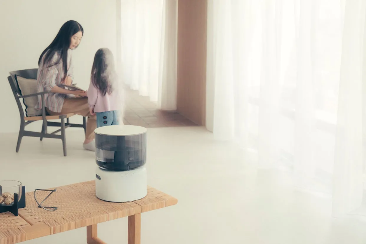 女性と子供が部屋にいる様子。加湿器が置かれ、白い空間が広がっている。