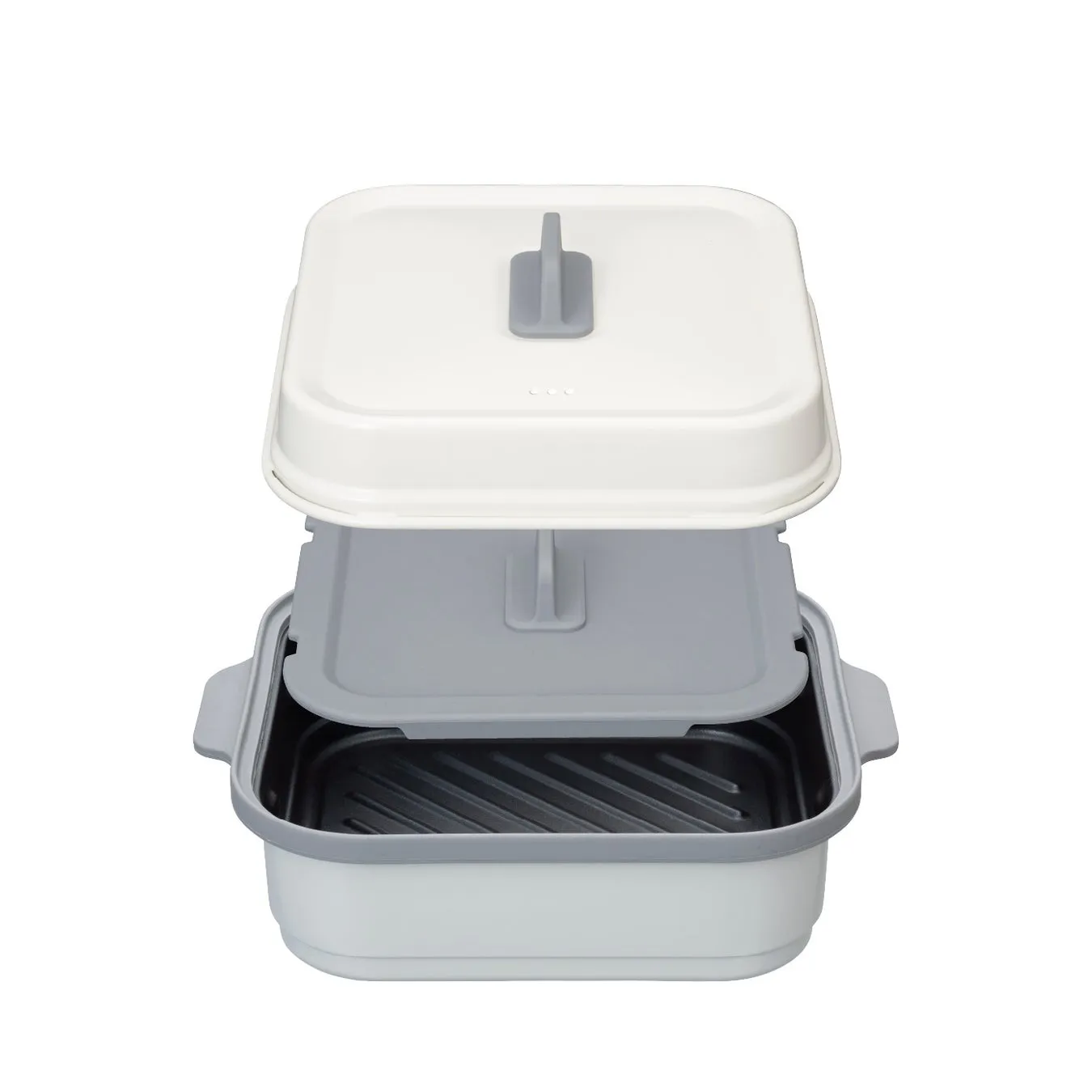 白い蒸し器の製品写真です。蓋、中蓋、本体の3つのパーツで構成されています。蓋と中蓋には持ち手があり、それぞれグレーです。