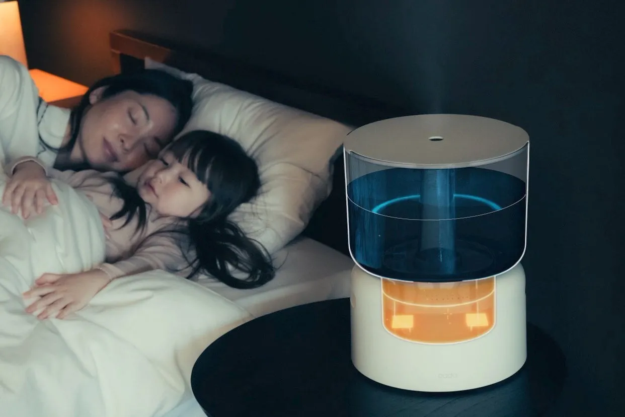 母親と子供が一緒に寝ている様子と、加湿器が置かれている様子が写った写真です。