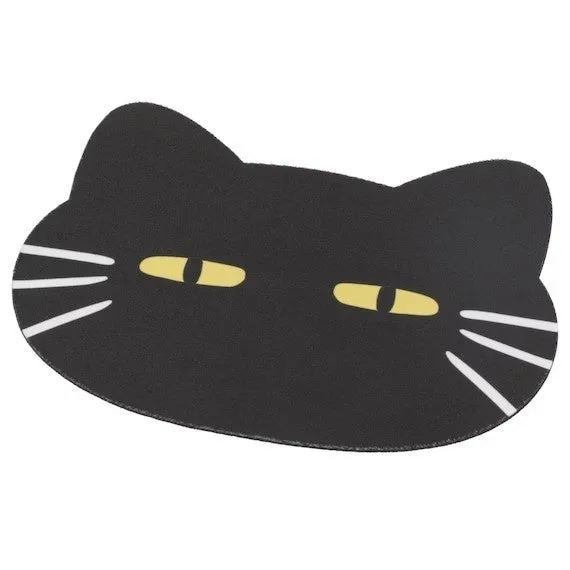 黒猫の顔を模したマット。黄色い目と白いヒゲが特徴的。