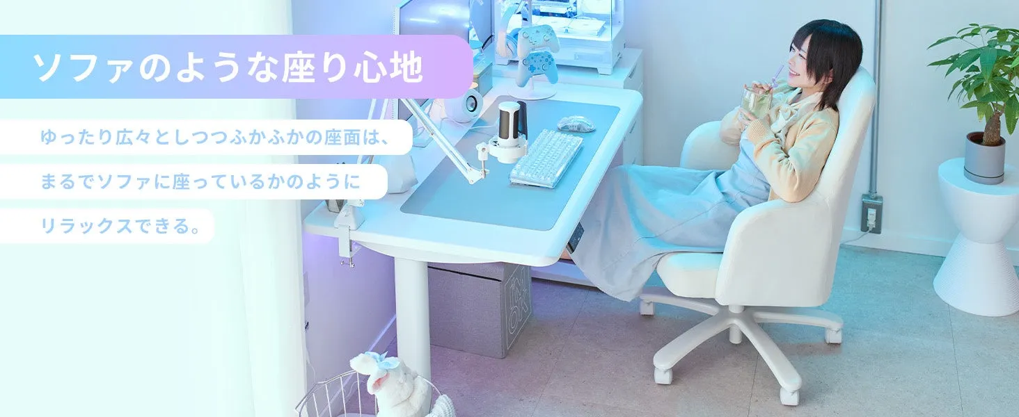 女性がゲーミングチェアに座って飲み物を飲んでいる様子。デスク周りは白を基調としており、スタイリッシュな印象。