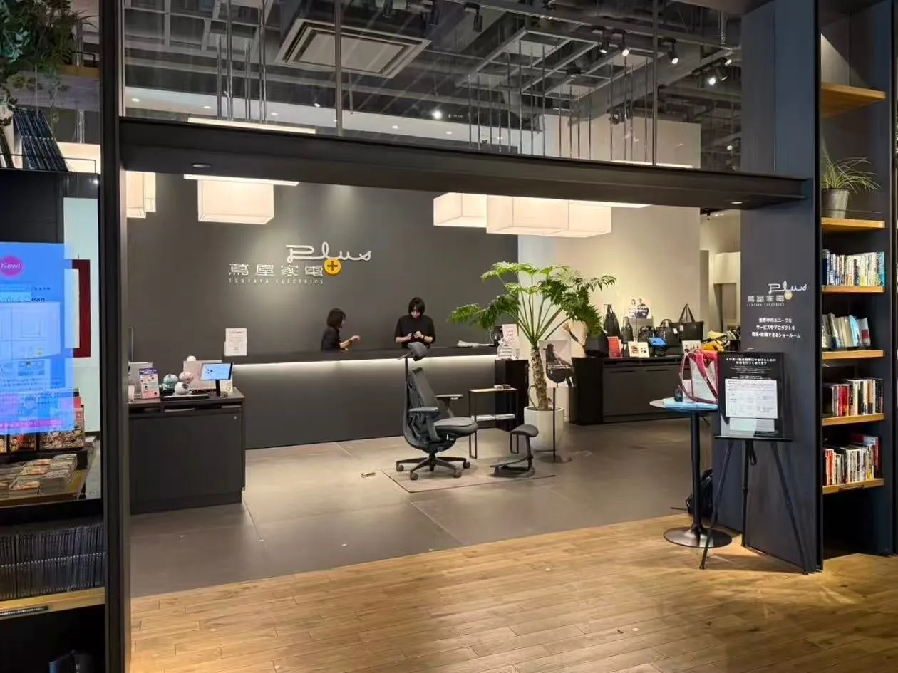 蔦屋家電の店舗内部の様子。レジカウンターには店員がおり、奥には商品が陳列されている。