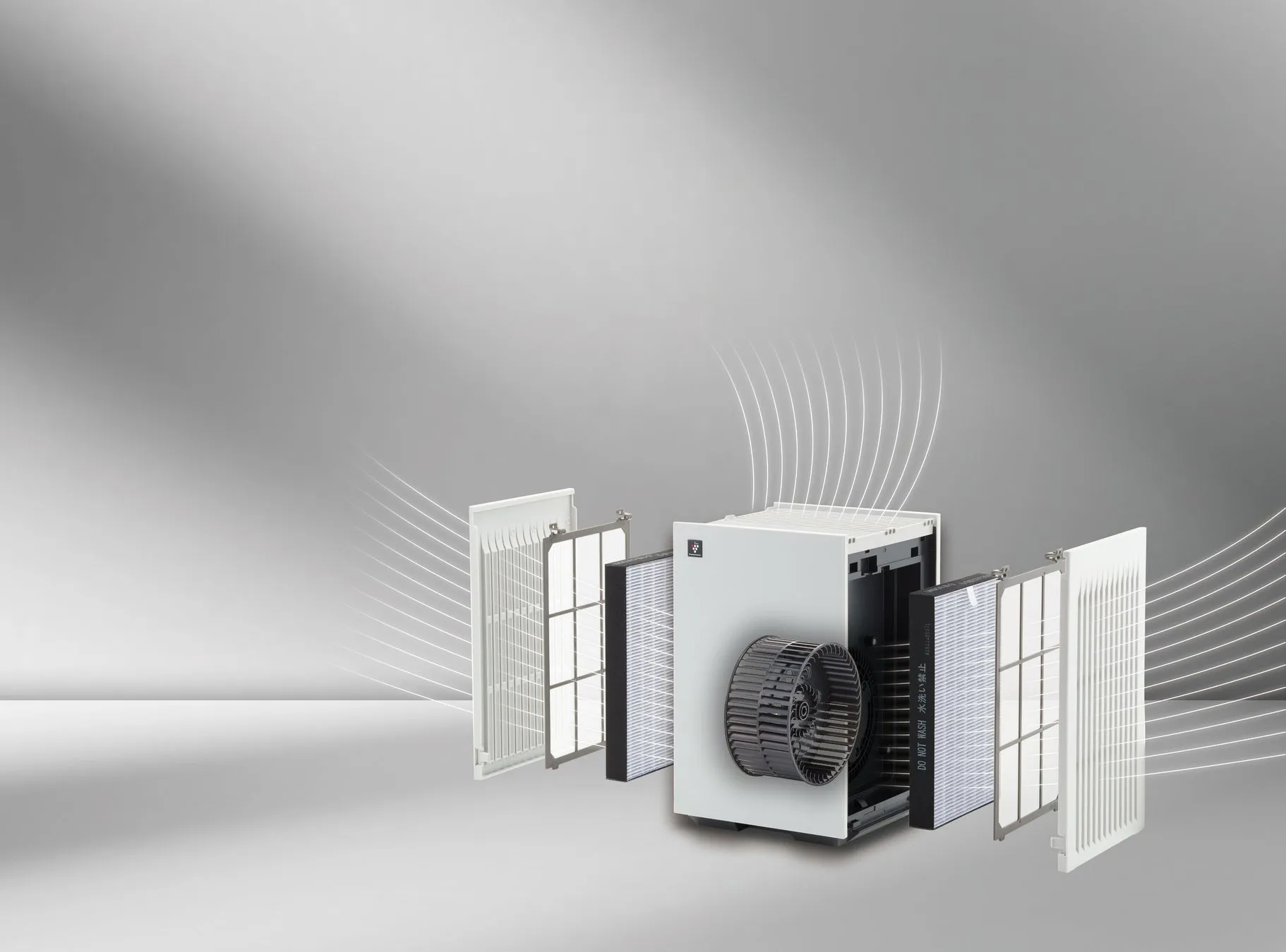 空気清浄機の分解図。白い背景に、空気清浄機の各部品が分解された状態で配置されている。空気清浄機の本体、ファン、フィルターなどが詳細に示されている。