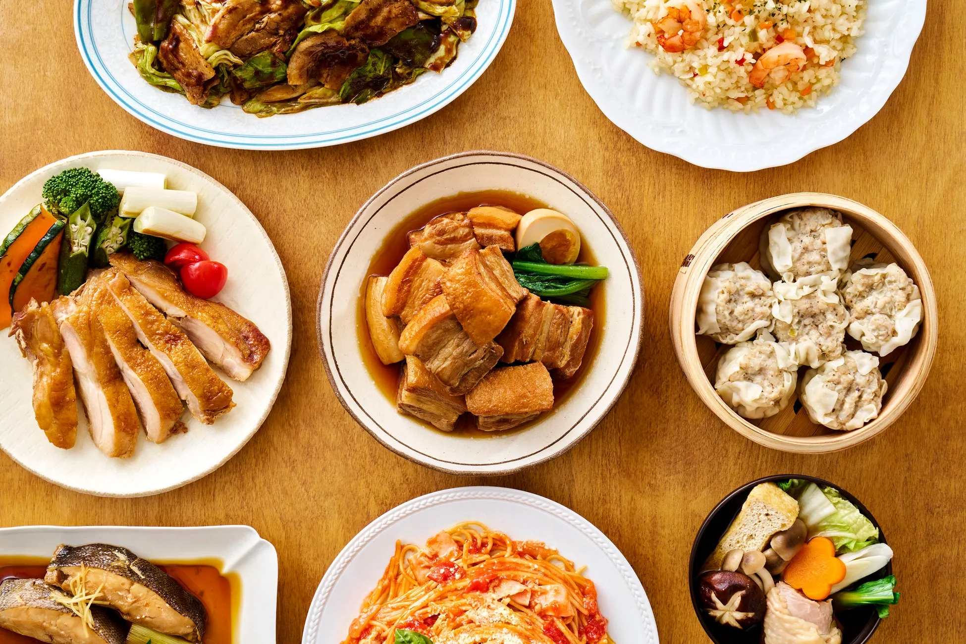 様々なおかずが並んだ料理の写真