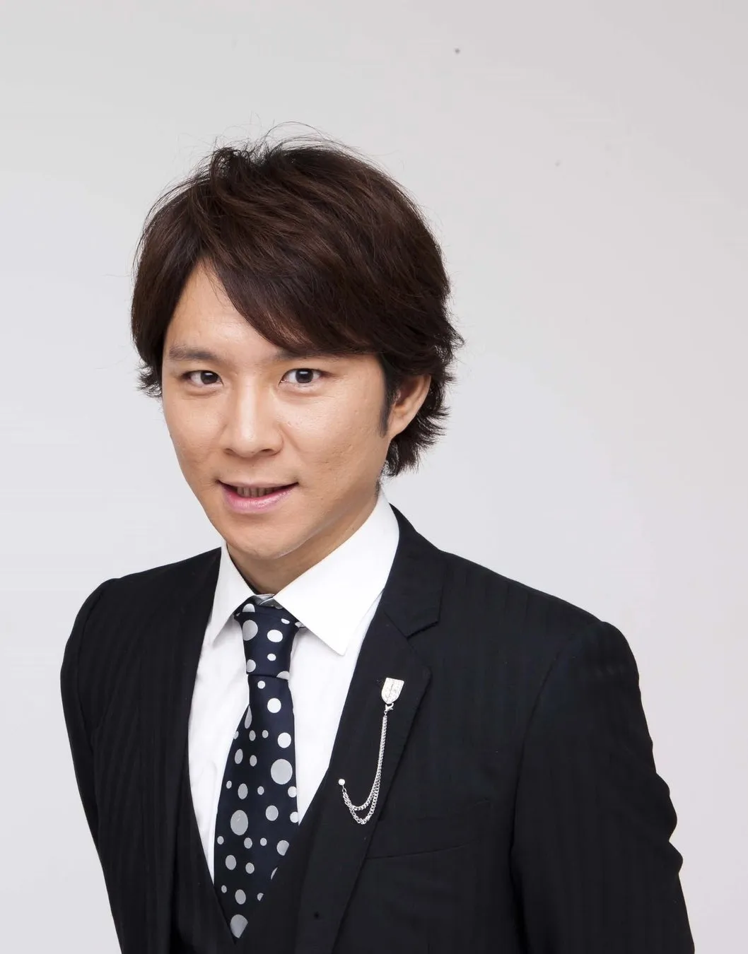 スーツを着た男性のポートレート（アンジャッシュ 渡部健さん）