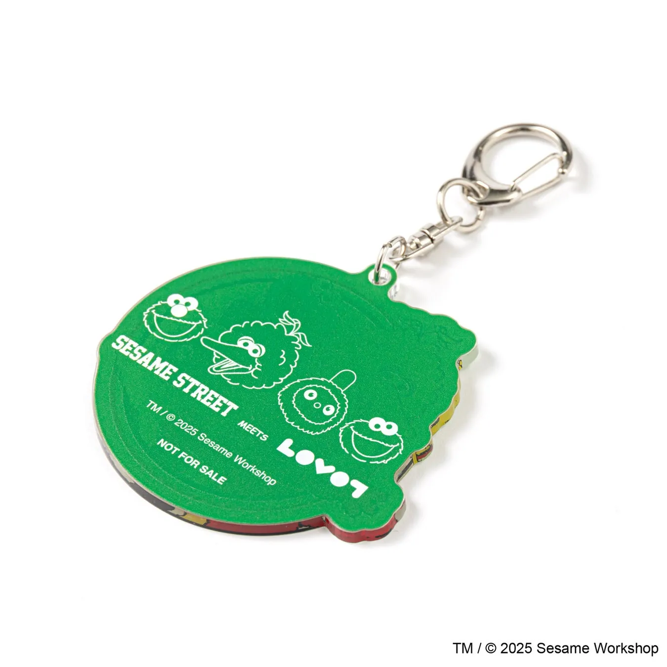 セサミストリートのキャラクターが描かれたグリーンのキーホルダー。キーホルダーには「LOVOT」の文字が書かれており、セサミストリートとLOVOTのコラボレーション商品であることがわかる。