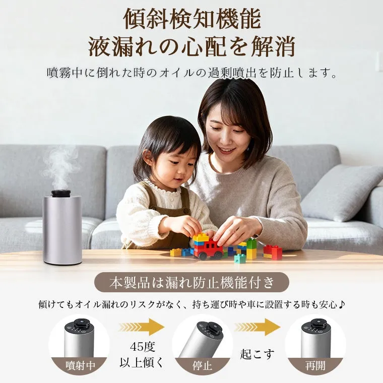 女性と子供が一緒にいる写真。女性は子供とブロックで遊んでおり、アロマディフューザーが写っている。アロマディフューザーは傾斜検知機能があり、液漏れを防ぐ。