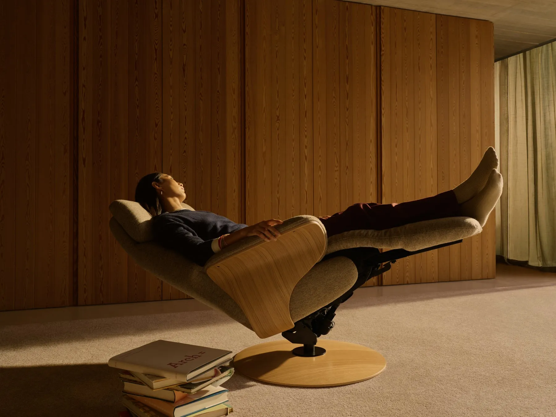 リクライニングチェアでくつろぐ女性