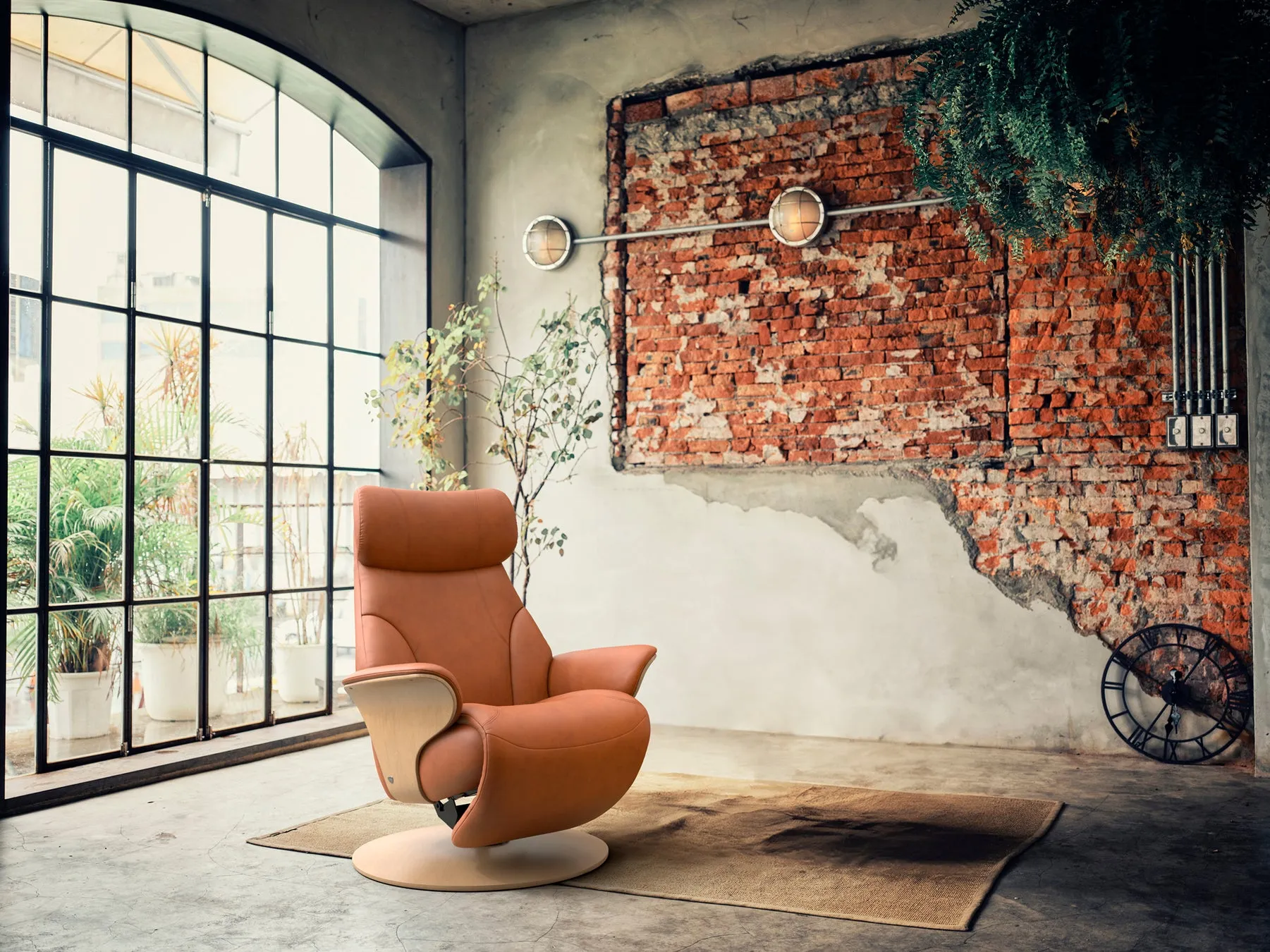 革張りのリクライニングチェアが置かれたリビングルーム