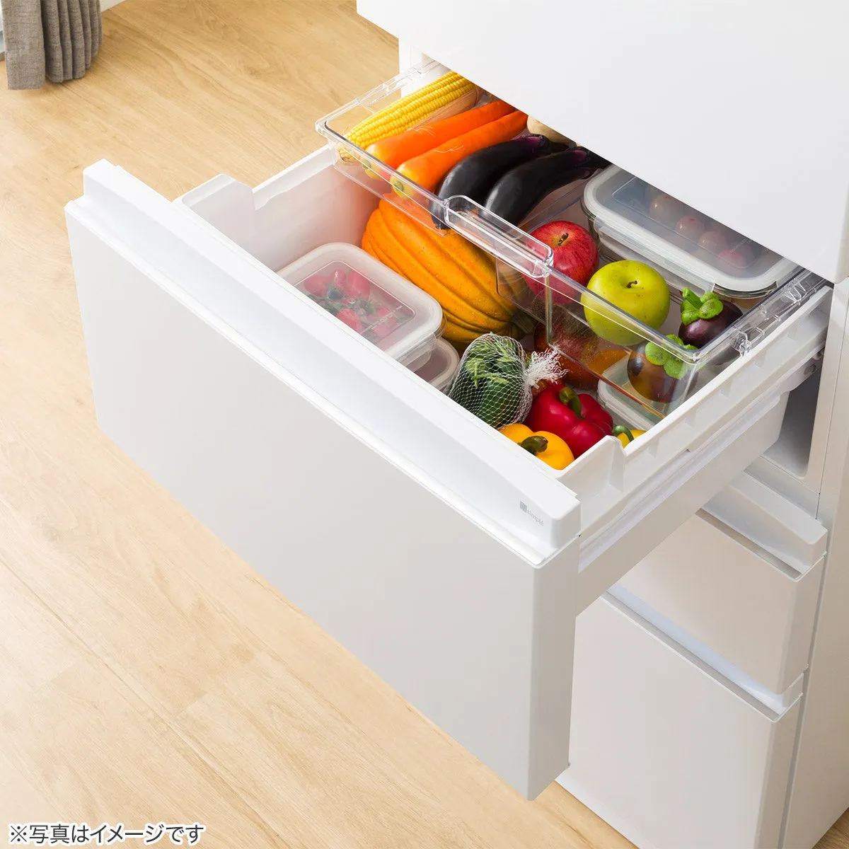 冷蔵庫の引き出しに野菜や果物が収納されている様子