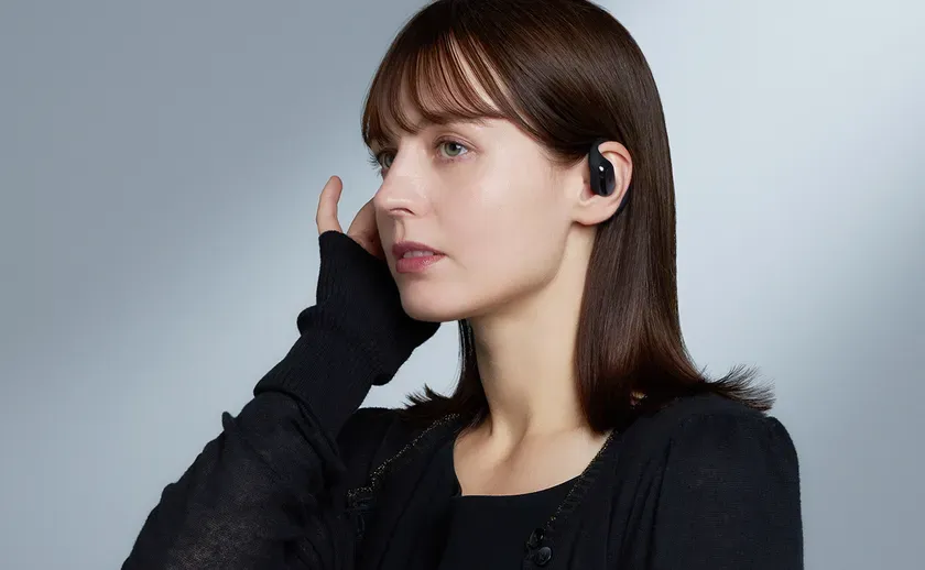 イヤホンを装着した女性のポートレート 黒い服