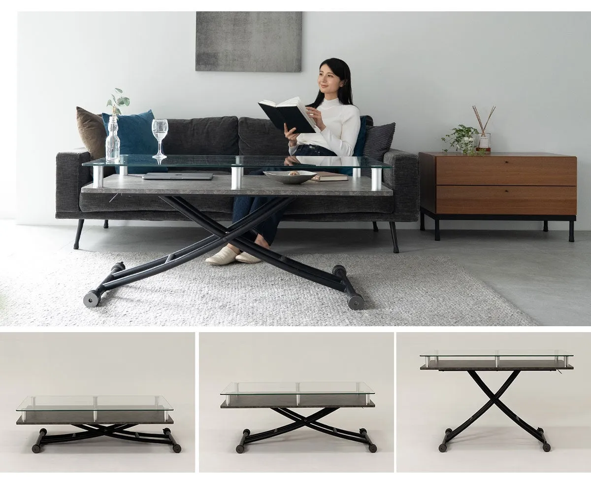 女性がソファに座って本を読んでいる様子を写した画像。前に昇降式のテーブルがあり、テーブルの周りには様々な家具が配置されている。