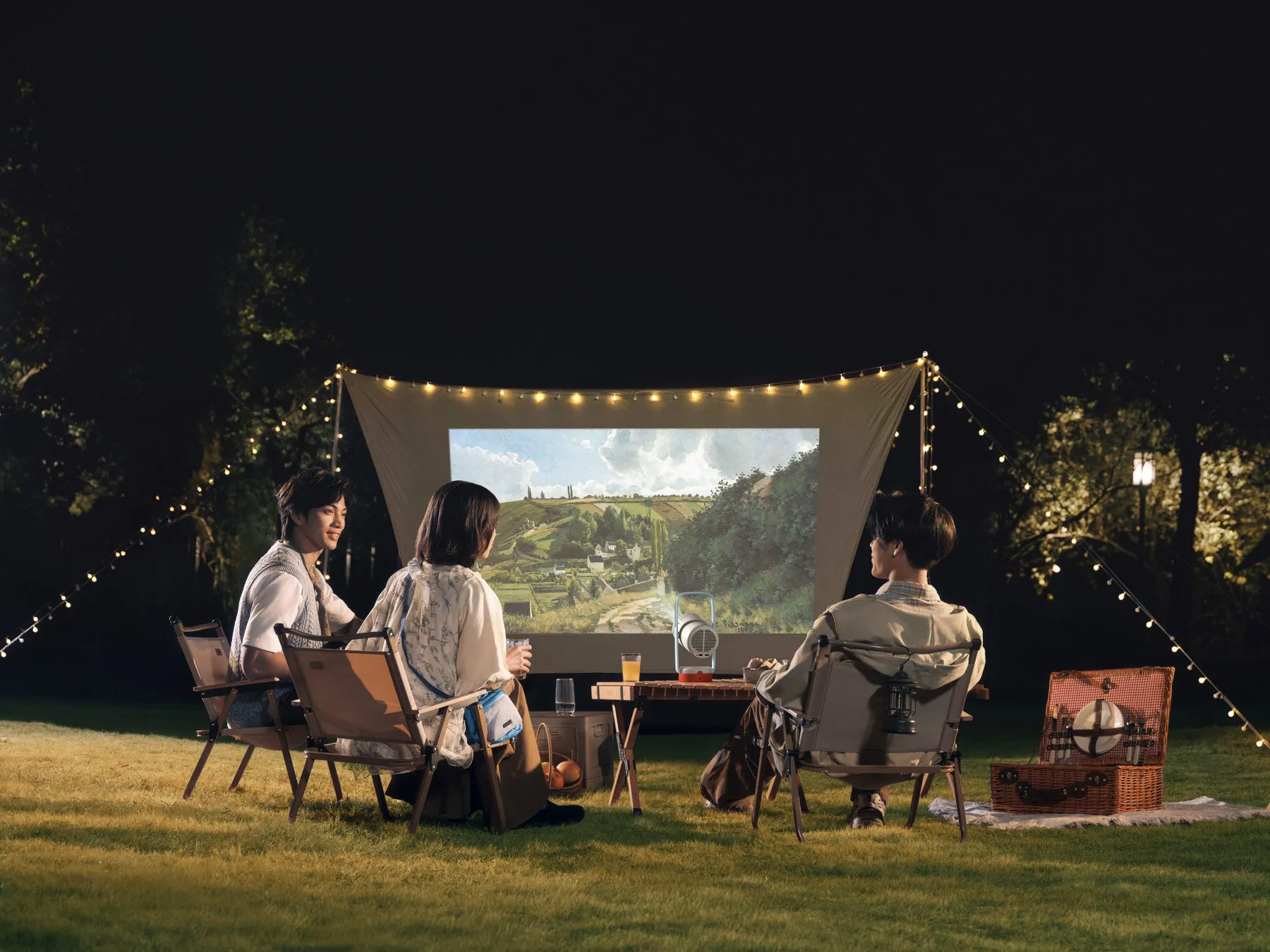 屋外で映画を楽しむ人々