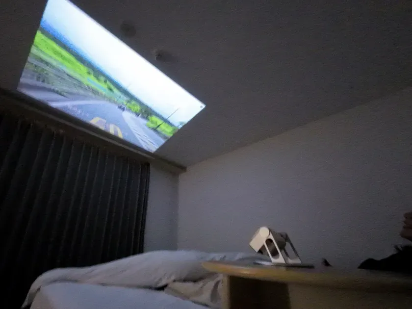 部屋の天井にプロジェクターで映像を投影している様子