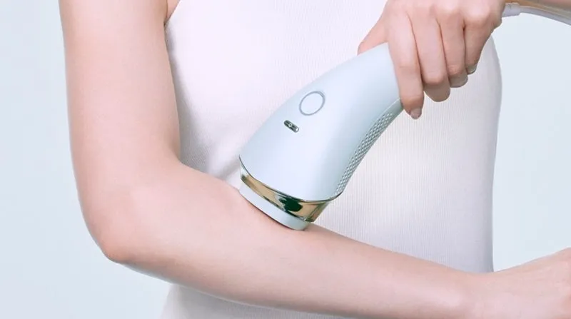 腕に光脱毛器を当てている様子