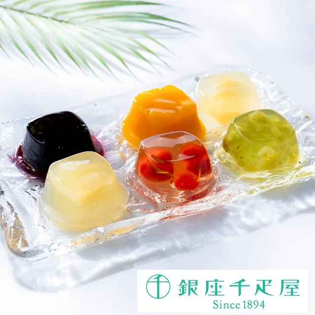 様々なフルーツゼリーが透明なガラスの器に盛り付けられた写真