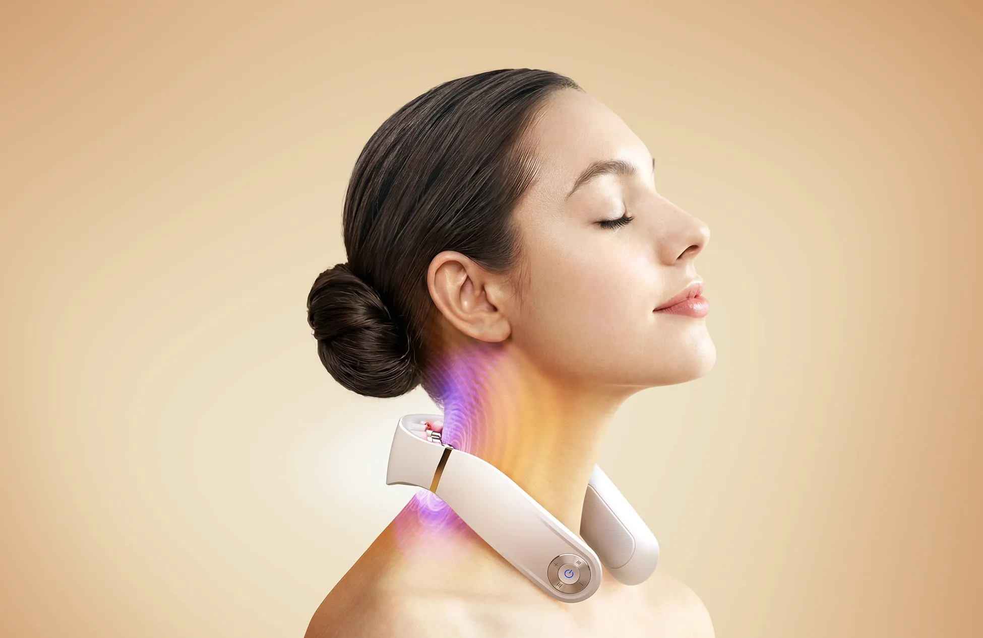 女性が首に美容機器をつけている様子。背景はベージュで、女性は目を閉じてリラックスしているように見える。