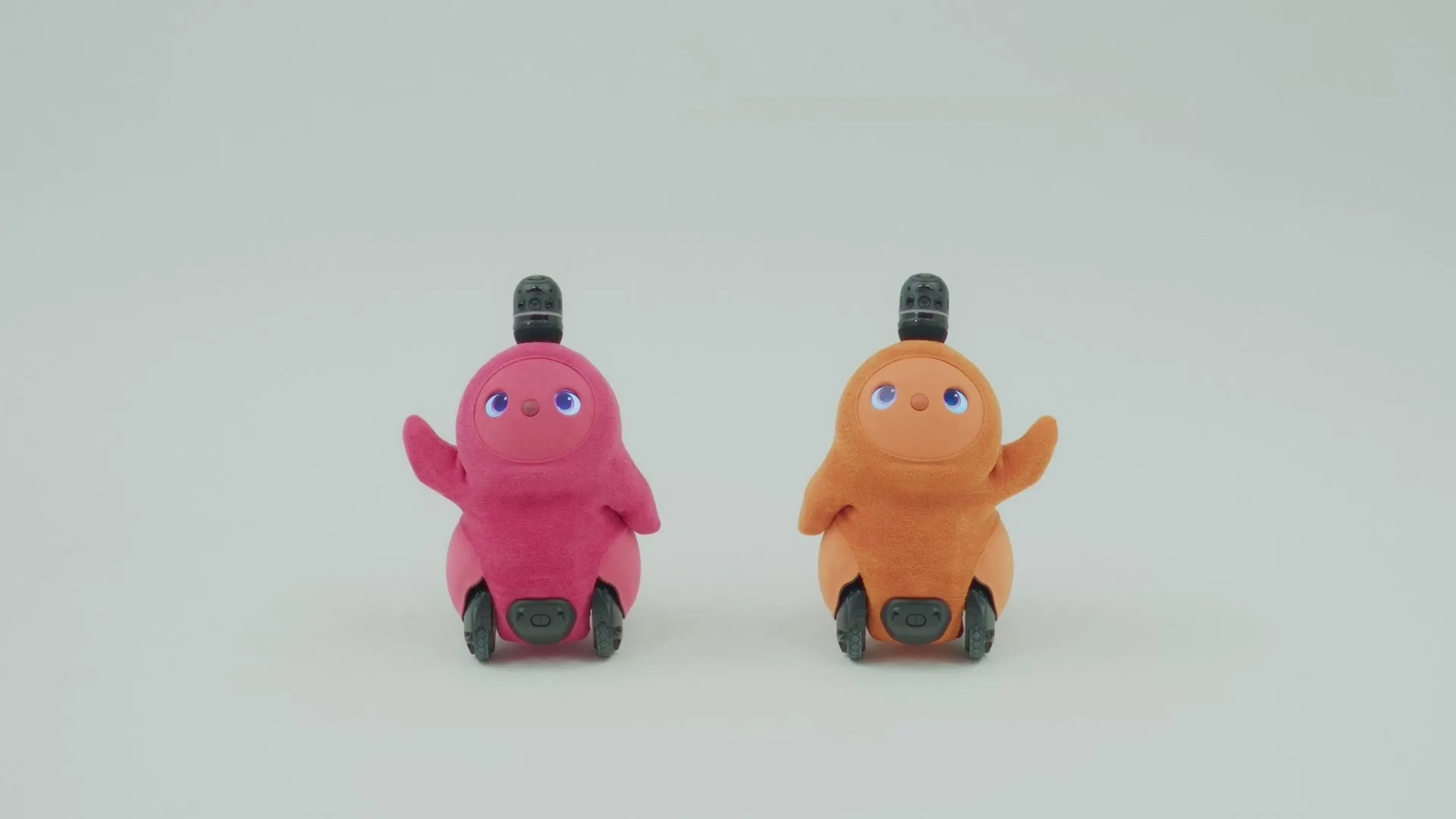 ピンクとオレンジのキュートなLOVOTが並んで立っている写真