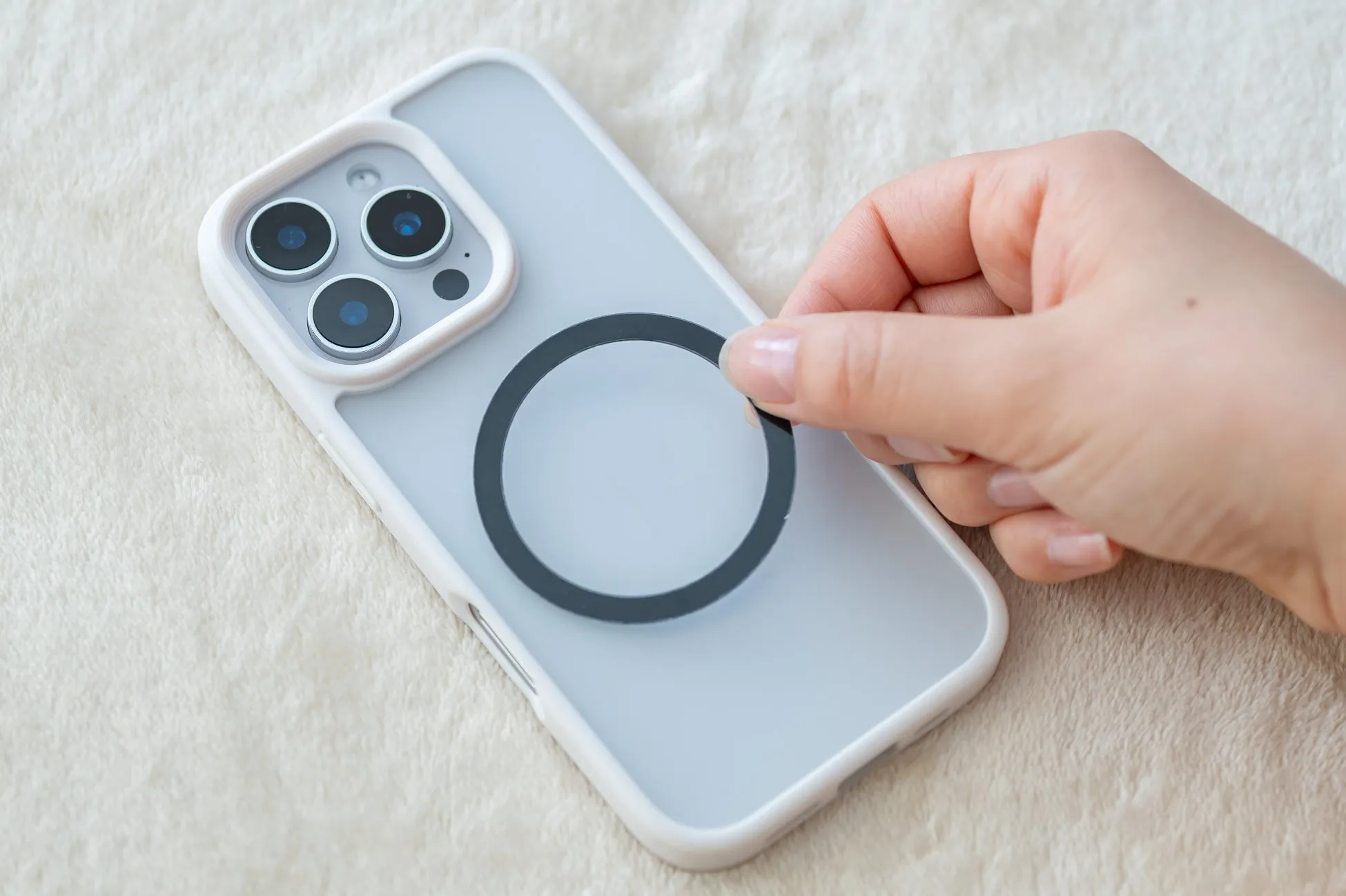 スマホケースにマグネットリングを装着している様子を捉えた写真です。