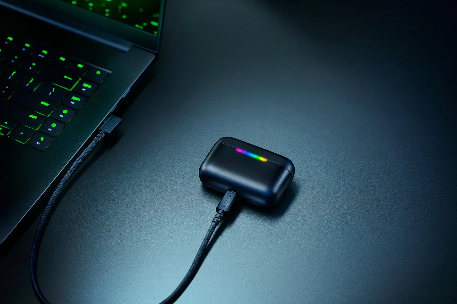 黒いノートパソコンと、Razer製の充電ケースが繋がれている様子。