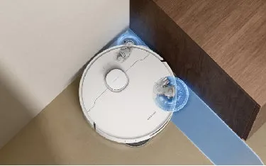 ロボット掃除機が、壁の角を掃除している様子を写した画像です。